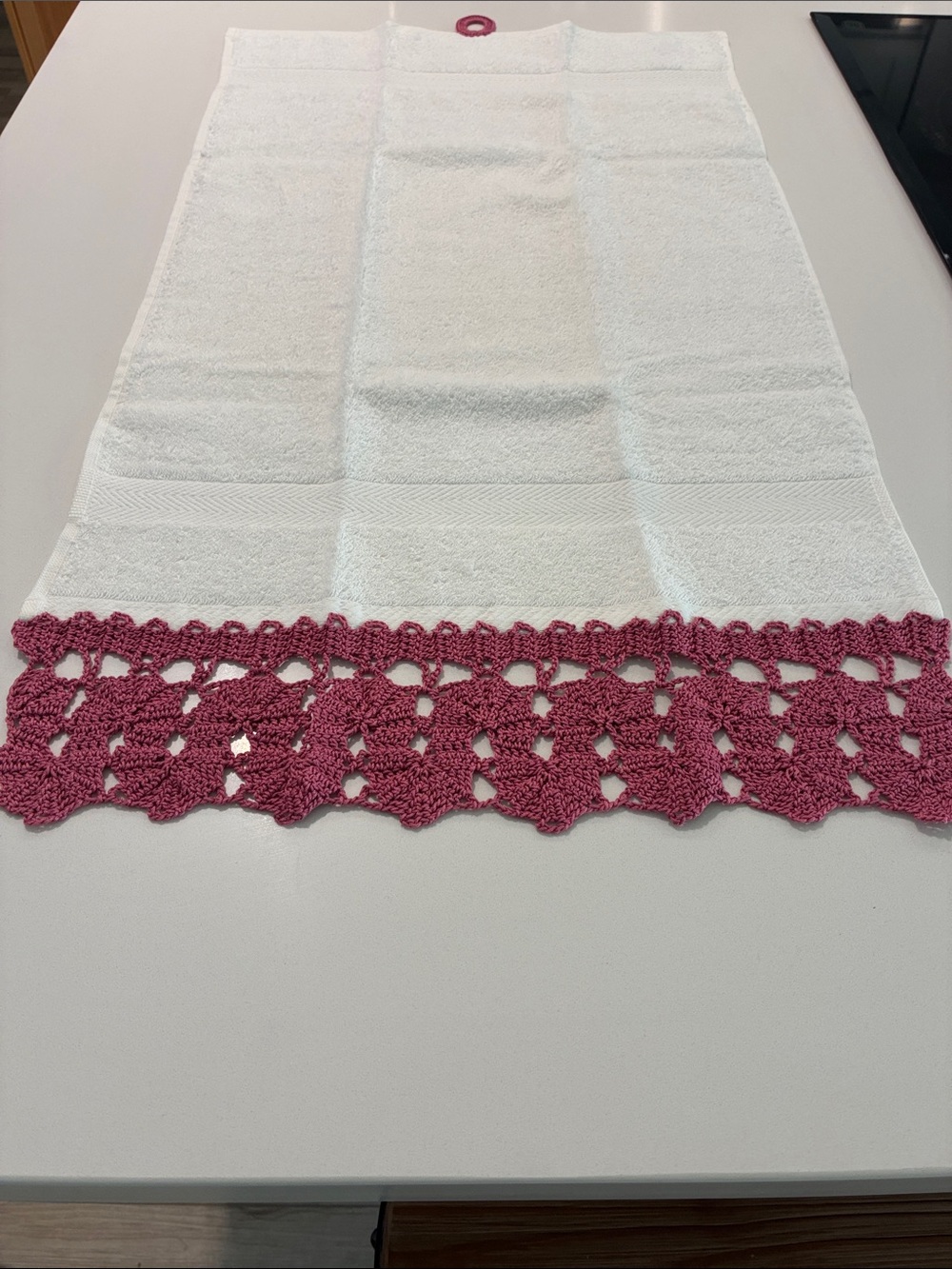 VINTAGE BATH TOWEL (NWOT) With Handmade Crocheted Pink Trim at the bottom. Nice!